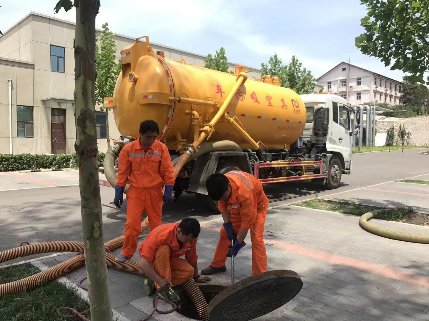 绥阳管道疏通车停在窨井附近