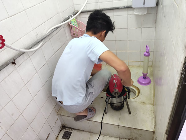 绥阳管道堵塞冒臭气 专业师傅现场解决问题