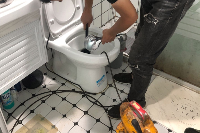 绥阳马桶堵塞自己疏通还是找师傅?专业上门服务让你省时更省心